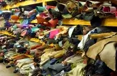 Praėjimas tarp odos lentynų METAFORA didmeninėje prekyboje